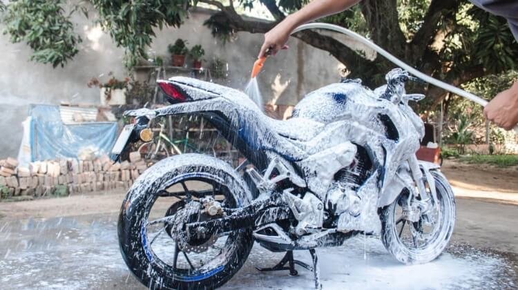 ¿Cómo limpiar correctamente tu moto?