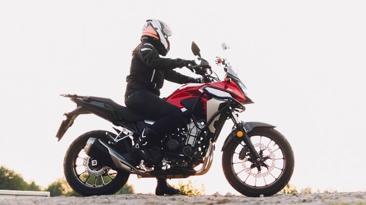 Viajando sobre dos ruedas: Aventuras y experiencias en moto
