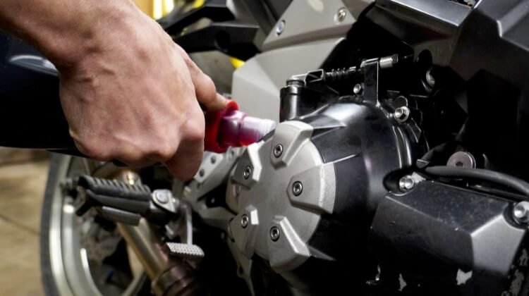 ¿Cómo Elegir el Aceite Adecuado para Tu Moto?