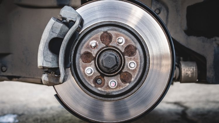 ¿Cuándo es el Momento Adecuado para Reemplazar las Pastillas de Freno de tu Coche?